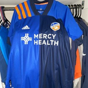 size XL fc cincinnati home soccer jersey! NWT!